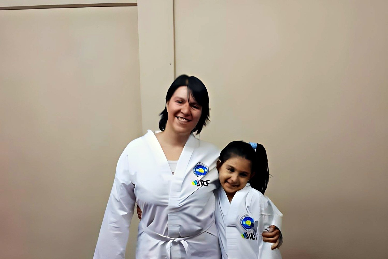 Una madre y su hija entrenando juntas en el dojo