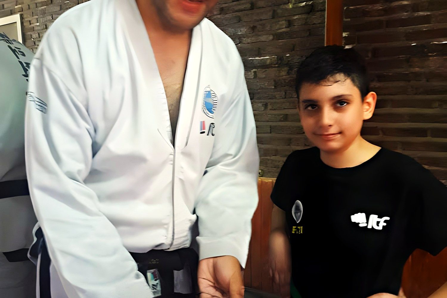 Entrega de un cinturón verde a un alumno
