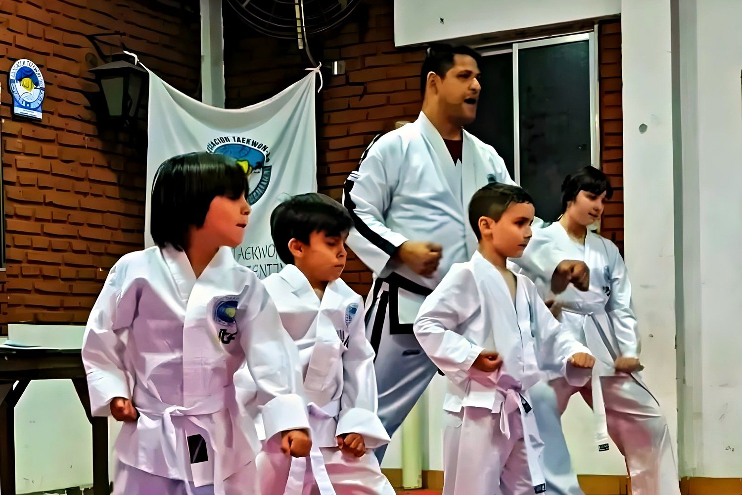 Clase de chicos entrenando en el dojo
