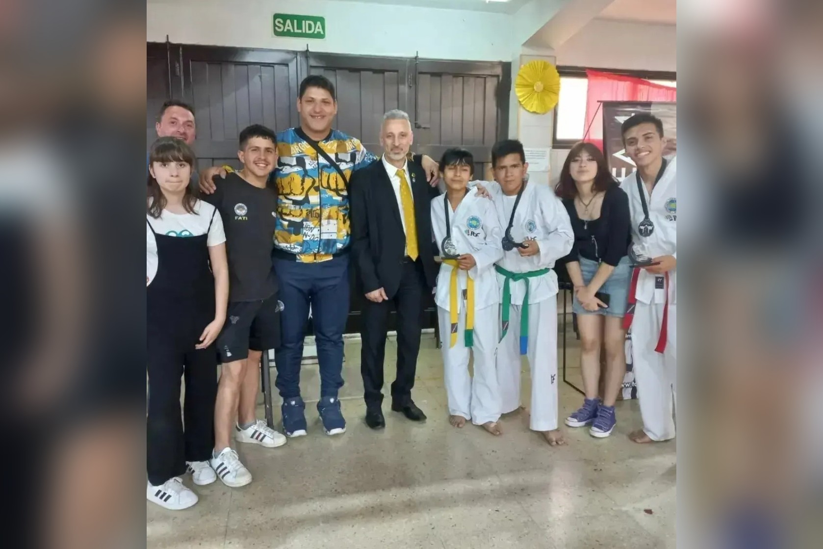 Alumnos de la escuela con sus medallas en un encuentro deportivo en Caseros