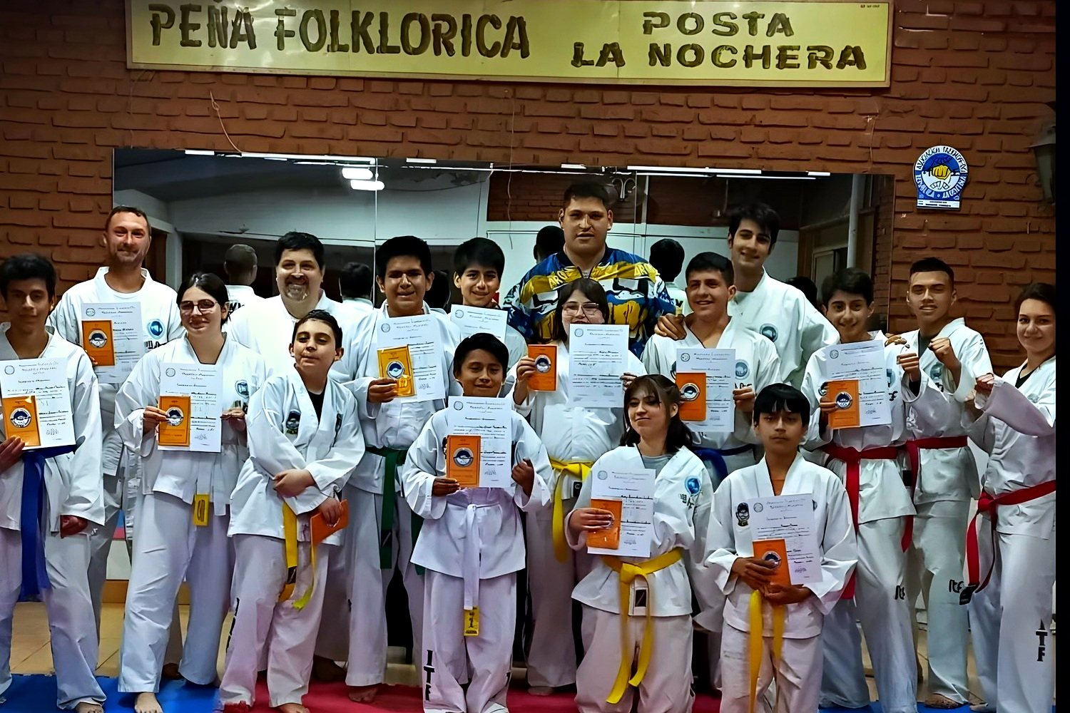 Entrega de certificados a los alumnos después de rendir