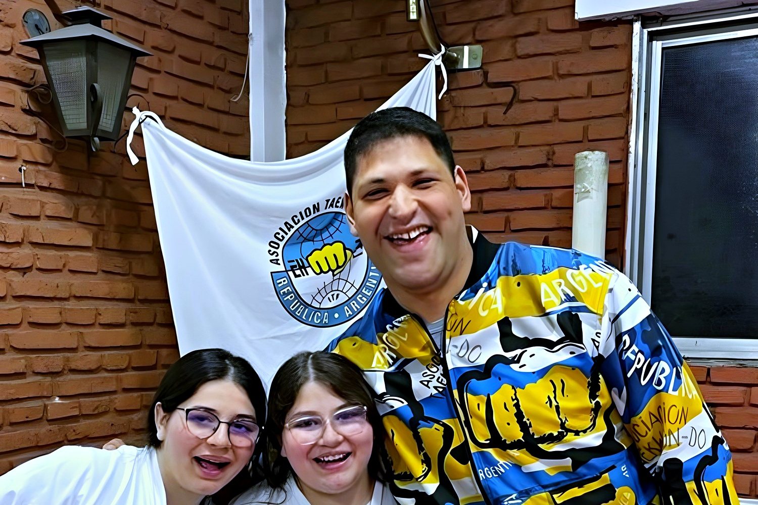 Alumnas con sus certificados después de rendir